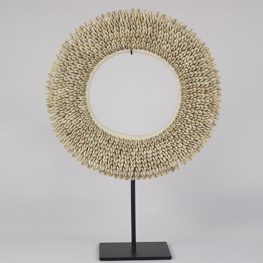 NECKLACE COWREY ON STAND