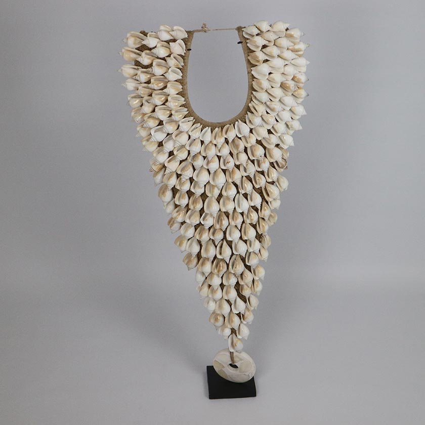 NECKLACE SHELL TRIANGLE CREAM ON STAND