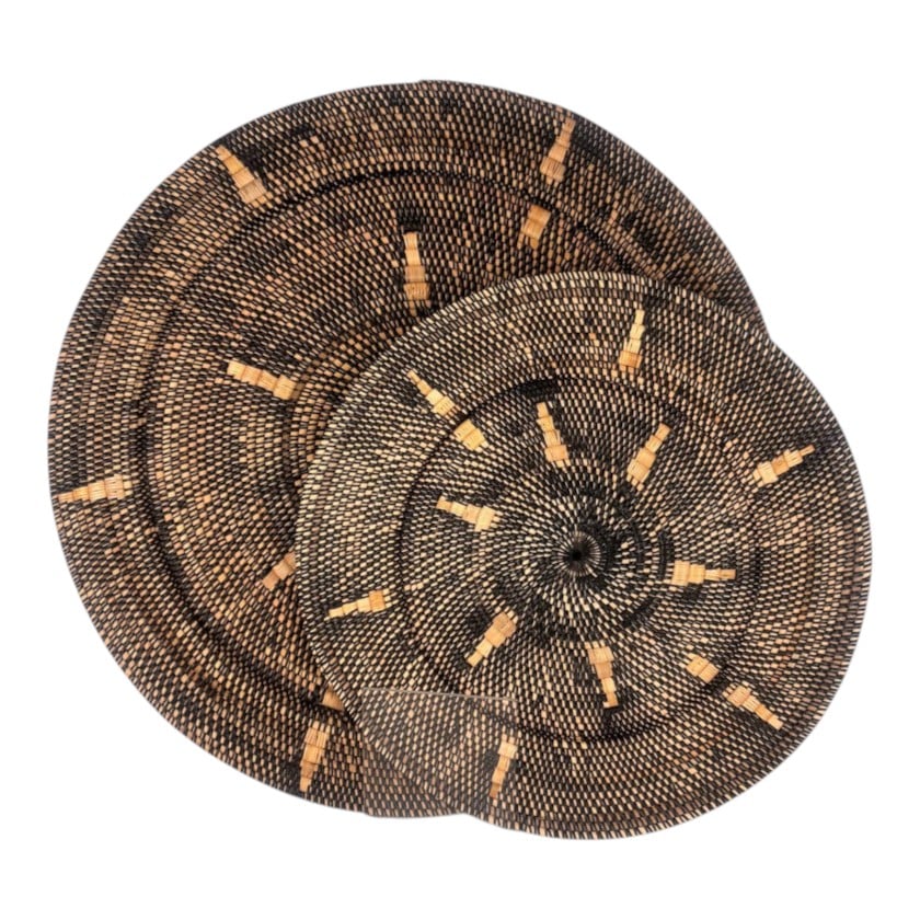 RATTAN PLATE BLACK WITH NATURAL TRIANGLE