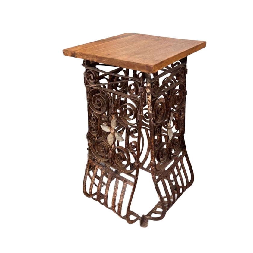 METAL PEDESTAL STAND