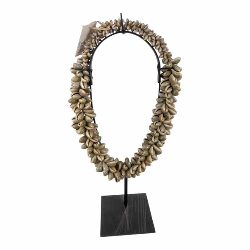 NECKLACE SHELL COWREY ROPE ON STAND